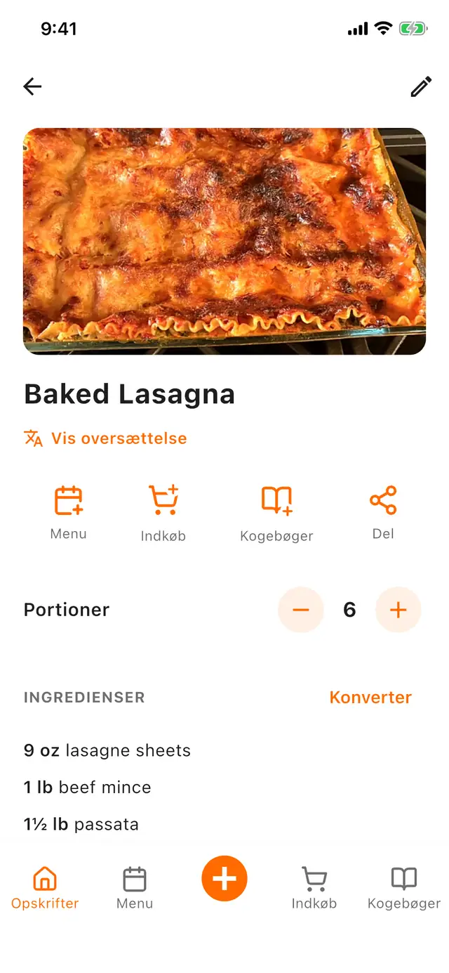 En opskrift åbnet på en mobil: et billede af den ovnbagte lasagne, portionsvælgeren sat til seks, mængderne der er regnet om, og en knap til at skifte mål.